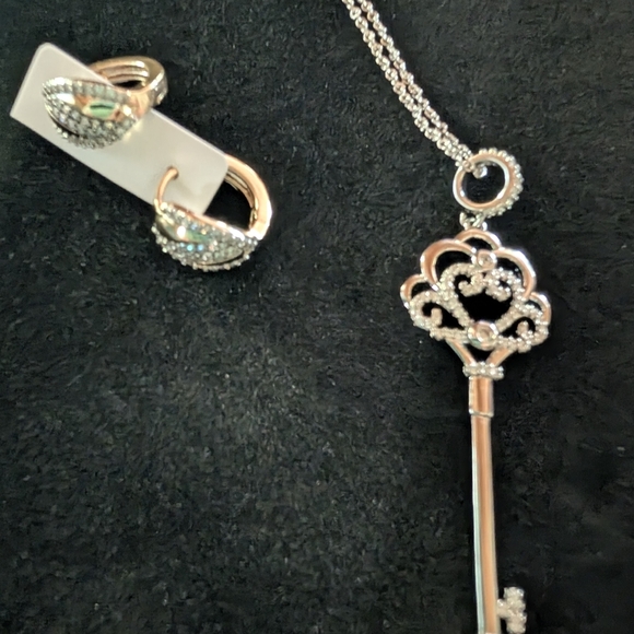 16" Pretty Bird Repost Silver Key Necklace and Crystal Studded Earring Set - Picture 3 of 3